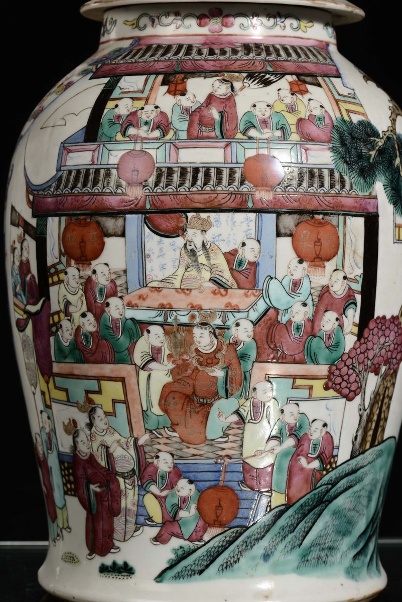 Coppia di Potiche in Porcellana Policroma Decorata con Scene di Vita Orientale, Cina, Dinastia Qi...