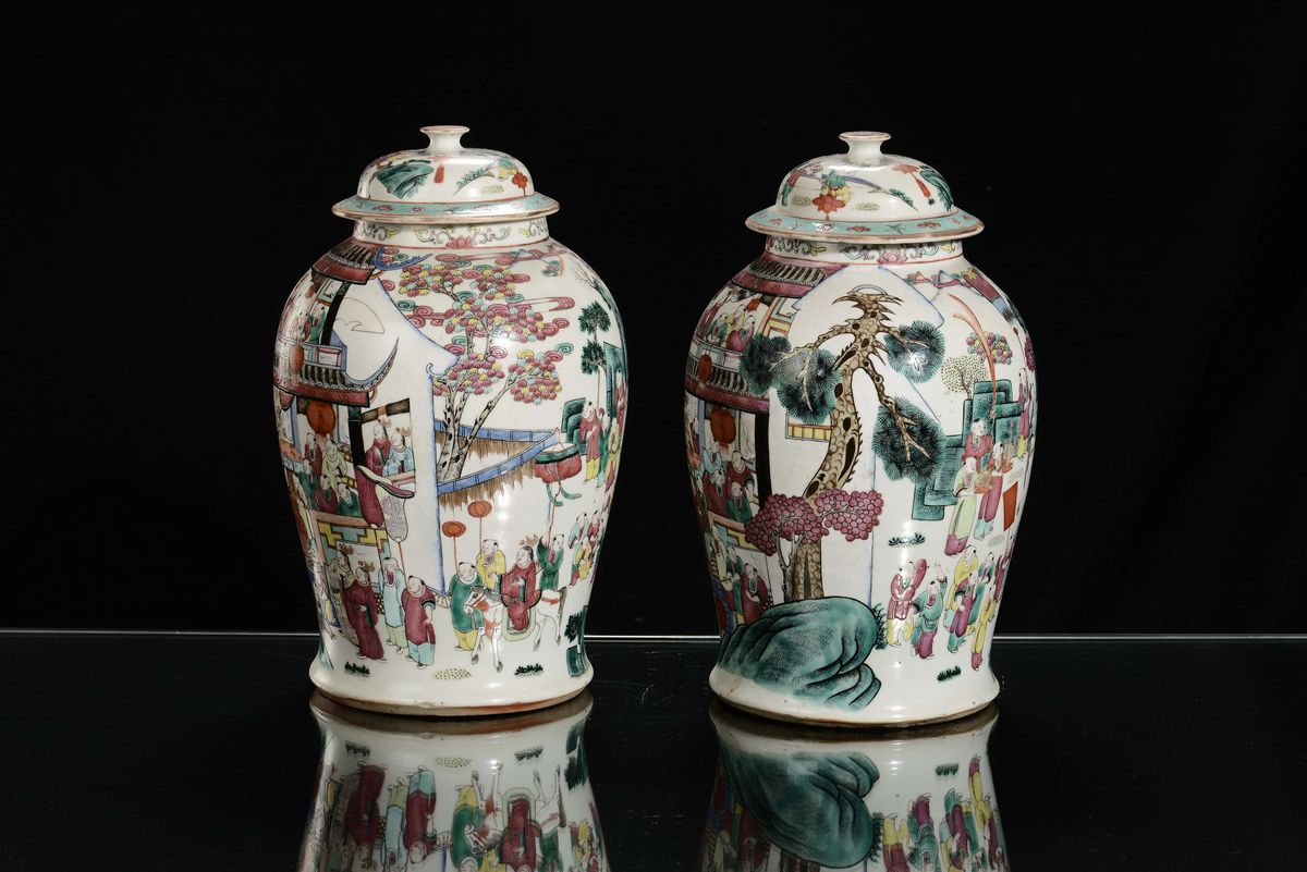 Coppia di Potiche in Porcellana Policroma Decorata con Scene di Vita Orientale, Cina, Dinastia Qi...