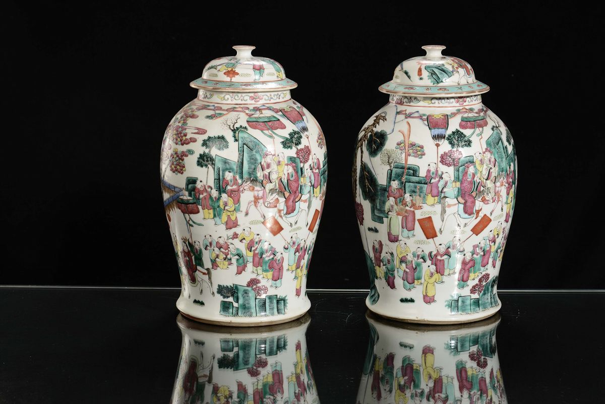 Coppia di Potiche in Porcellana Policroma Decorata con Scene di Vita Orientale, Cina, Dinastia Qi...