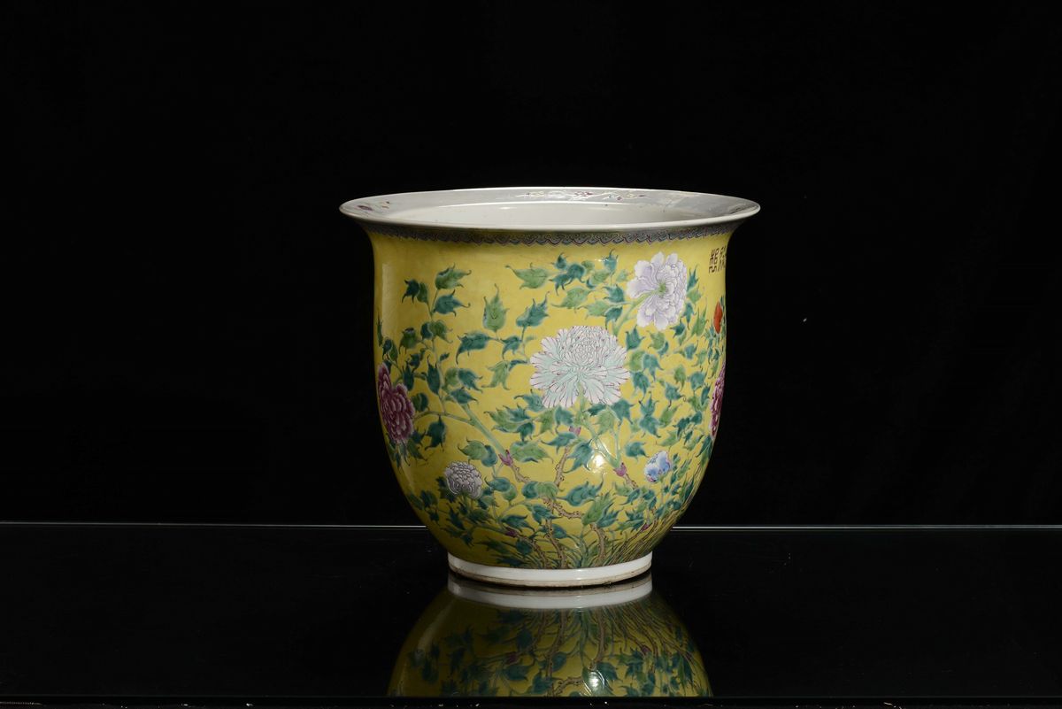 Cachepot in Porcellana Policroma a Decoro Floreale su Fondo Giallo con Ideogrammi, Cina, XIX Seco...