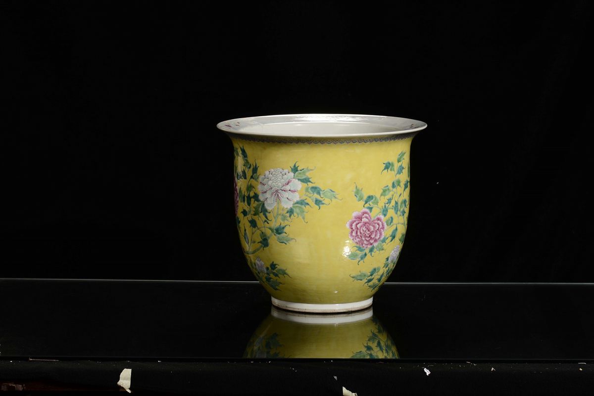 Cachepot in Porcellana Policroma a Decoro Floreale su Fondo Giallo con Ideogrammi, Cina, XIX Seco...