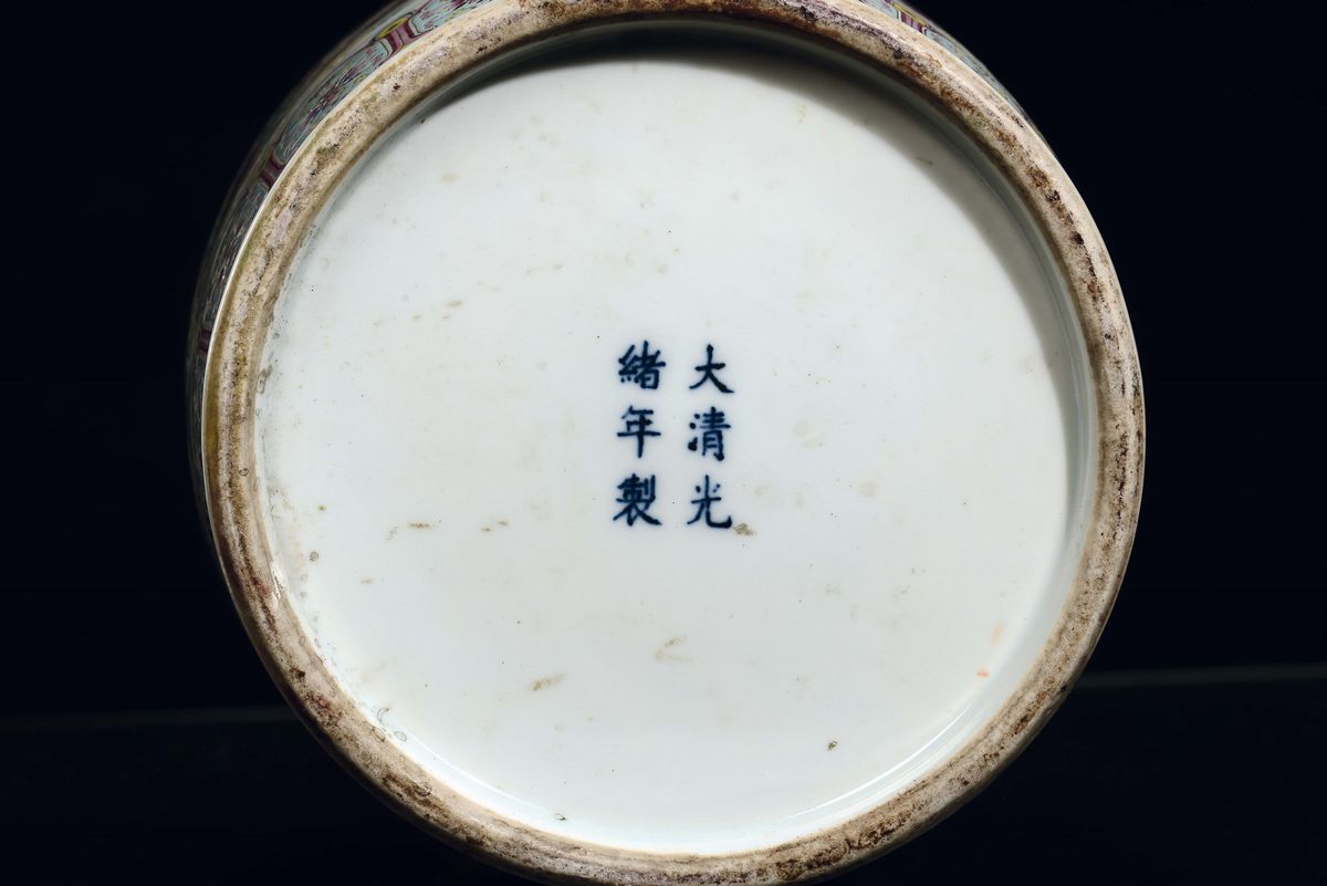 Coppia di Vasi in Porcellana Polikcroma Decorata con Pipistrelli, Cina, Dinastia Qing, XIX Secolo