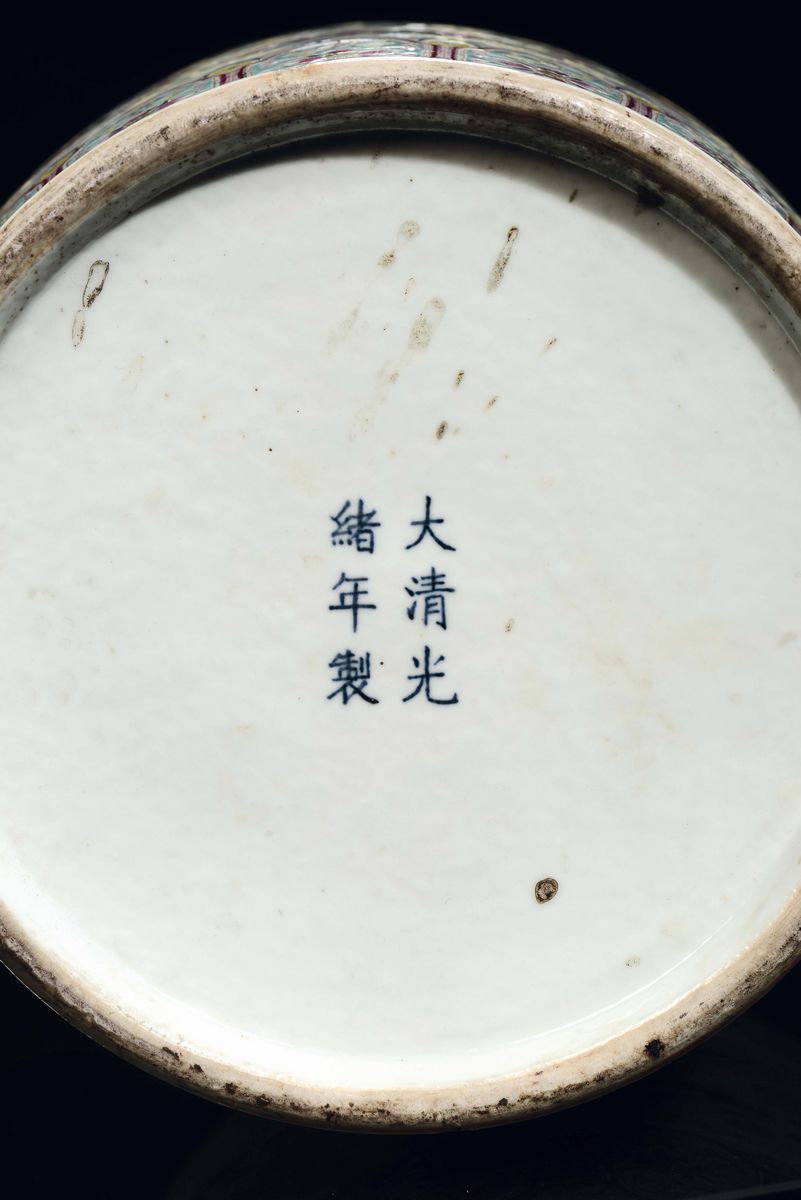 Coppia di Vasi in Porcellana Polikcroma Decorata con Pipistrelli, Cina, Dinastia Qing, XIX Secolo