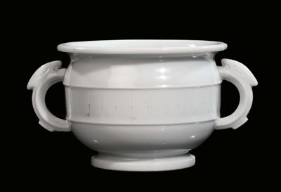 Incensiere in Porcellana Blanc De Chine Dehua a Forma Arcaica Biansata, Cina, Dinastia Qing, XVII...