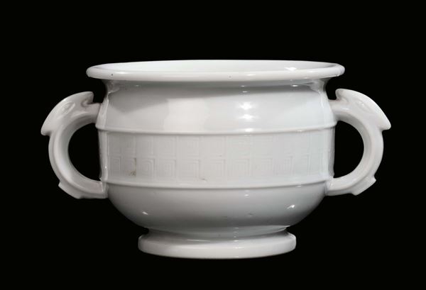 Incensiere in porcellana Blanc de Chine Dehua a forma arcaica biansata, Cina, Dinastia Qing, XVIII secolo