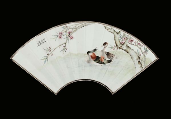 Ventaglio in porcellana policroma raffigurante scena naturalistica con animali, Cina, XX secolo