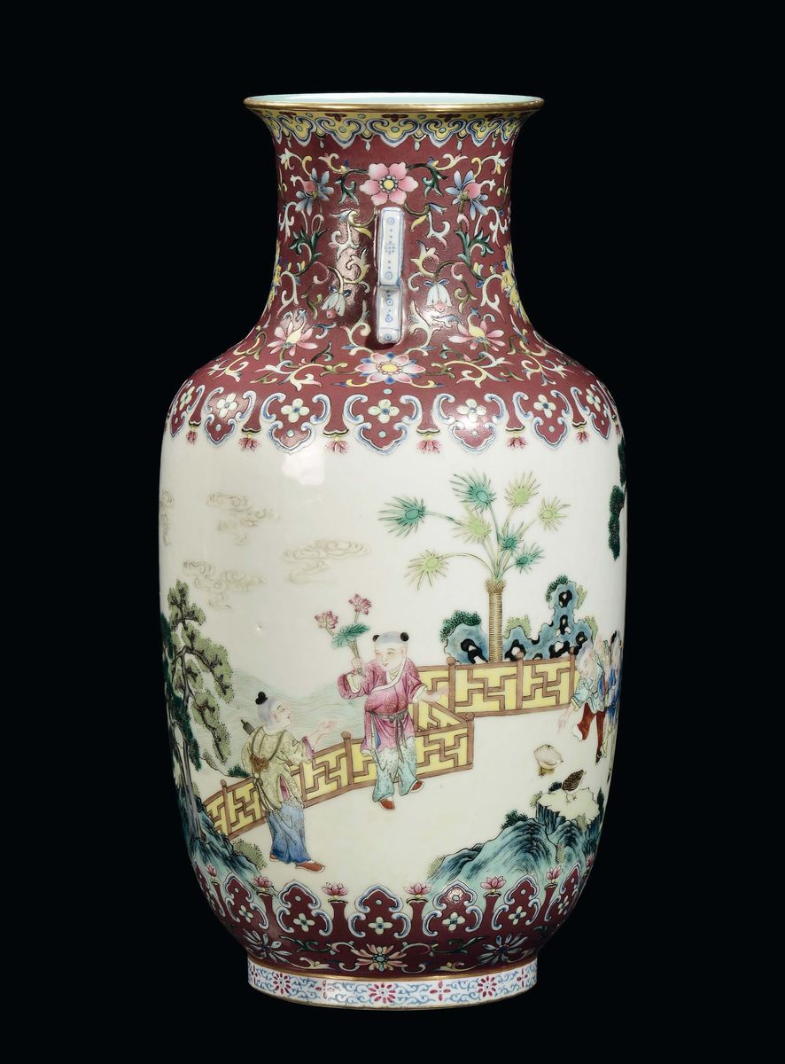 Importante Vaso in Porcellana Policroma Famiglia Rosa Decorata con Scene di Vita Orientale, Cina,...