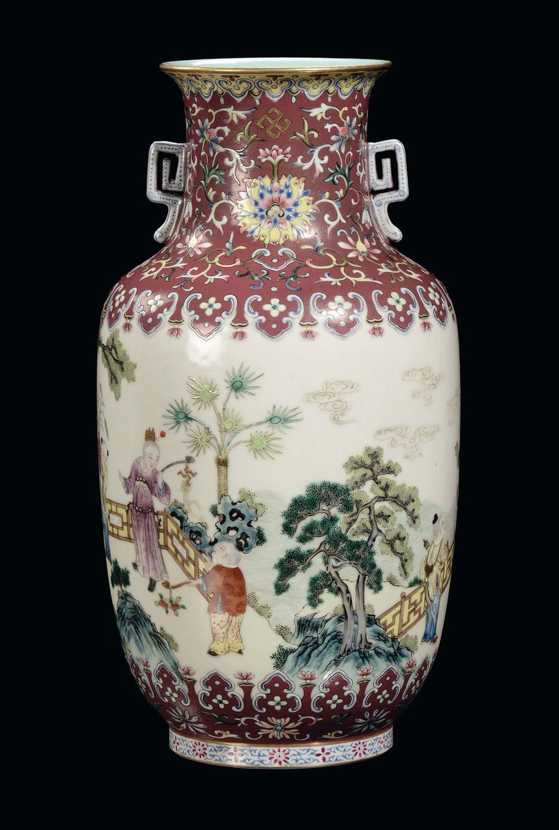 Importante Vaso in Porcellana Policroma Famiglia Rosa Decorata con Scene di Vita Orientale, Cina,...
