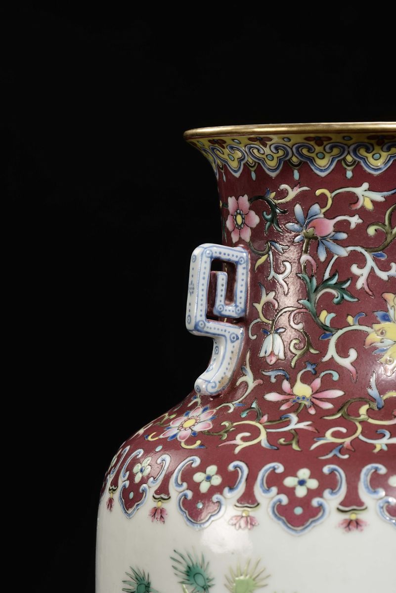 Importante Vaso in Porcellana Policroma Famiglia Rosa Decorata con Scene di Vita Orientale, Cina,...
