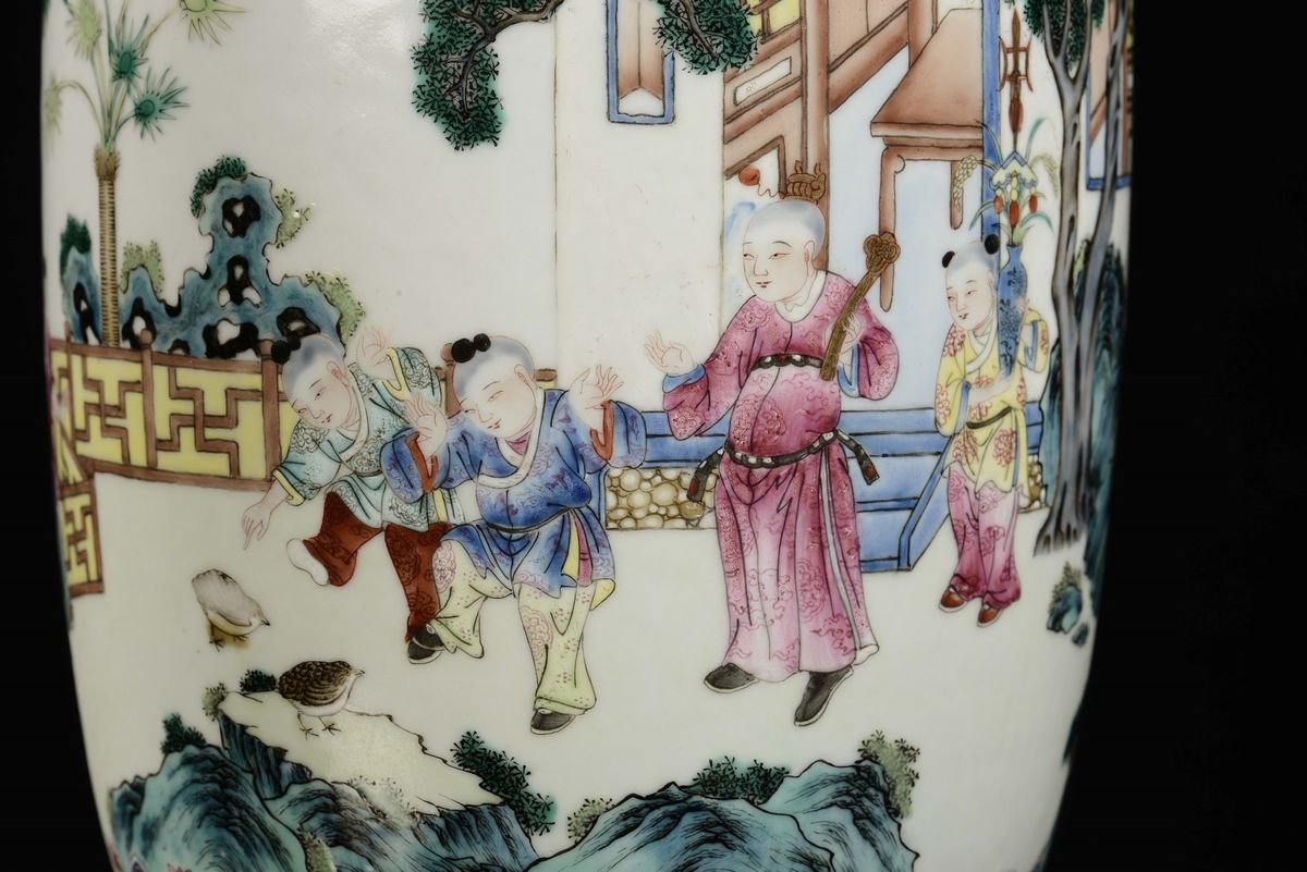 Importante Vaso in Porcellana Policroma Famiglia Rosa Decorata con Scene di Vita Orientale, Cina,...