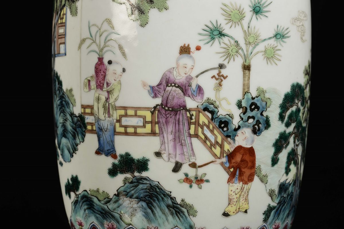 Importante Vaso in Porcellana Policroma Famiglia Rosa Decorata con Scene di Vita Orientale, Cina,...