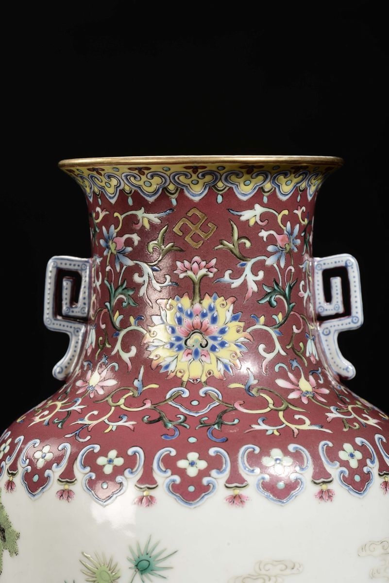 Importante Vaso in Porcellana Policroma Famiglia Rosa Decorata con Scene di Vita Orientale, Cina,...