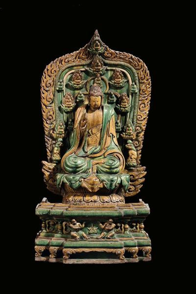 Grande e Rara Figura di Buddha con Mandorla con Figure di Divinità a Rilievo con Smalti Verde e G...