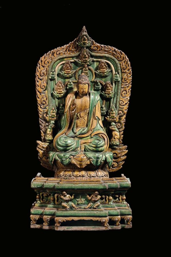 Grande e rara figura di Buddha con mandorla con figure di divinità a rilievo con smalti verde e giallo. Sul retro reca iscrizioni, luogo di collocazione e periodo, Cina, Dinastia Ming, XVII secolo