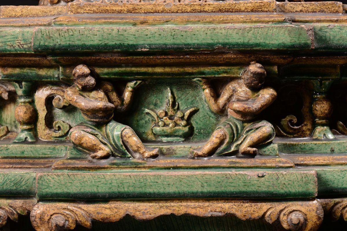 Grande e Rara Figura di Buddha con Mandorla con Figure di Divinità a Rilievo con Smalti Verde e G...