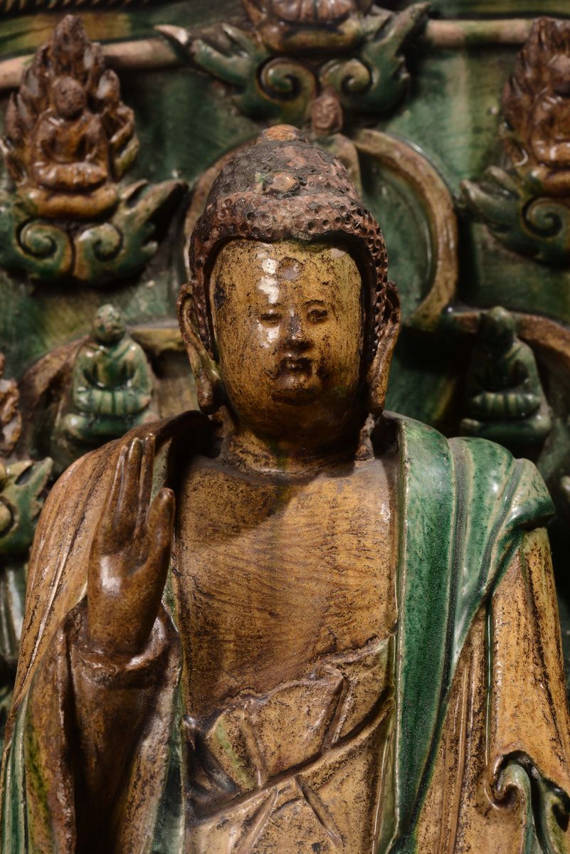 Grande e Rara Figura di Buddha con Mandorla con Figure di Divinità a Rilievo con Smalti Verde e G...