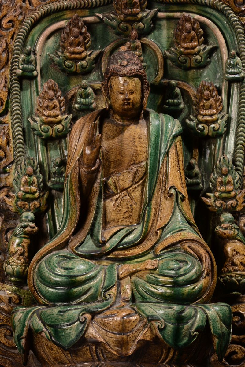 Grande e Rara Figura di Buddha con Mandorla con Figure di Divinità a Rilievo con Smalti Verde e G...