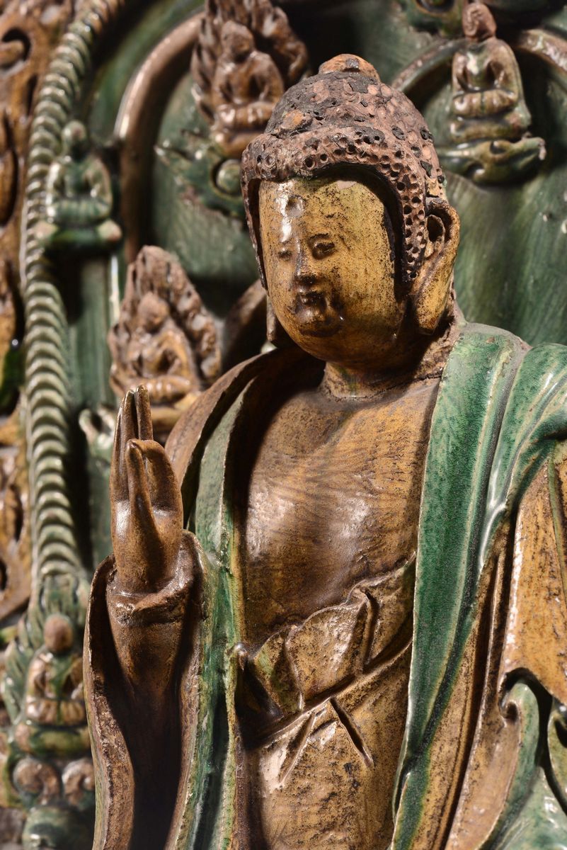 Grande e Rara Figura di Buddha con Mandorla con Figure di Divinità a Rilievo con Smalti Verde e G...