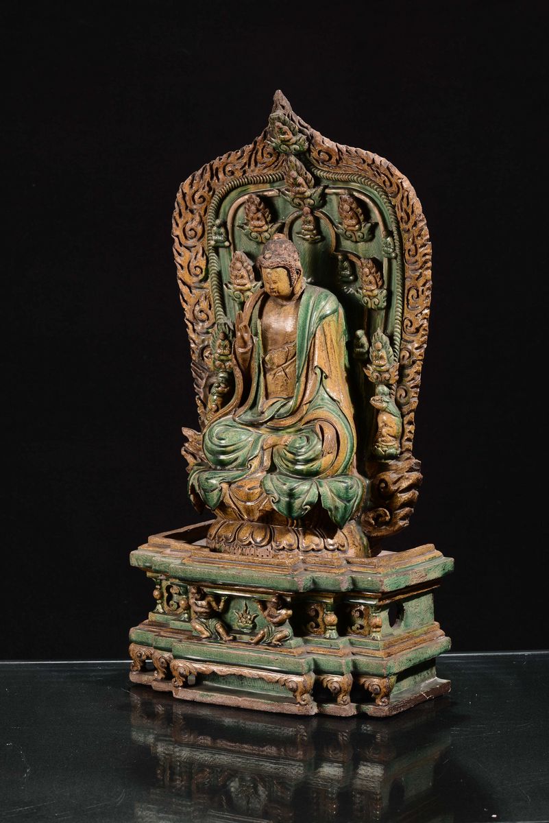Grande e Rara Figura di Buddha con Mandorla con Figure di Divinità a Rilievo con Smalti Verde e G...