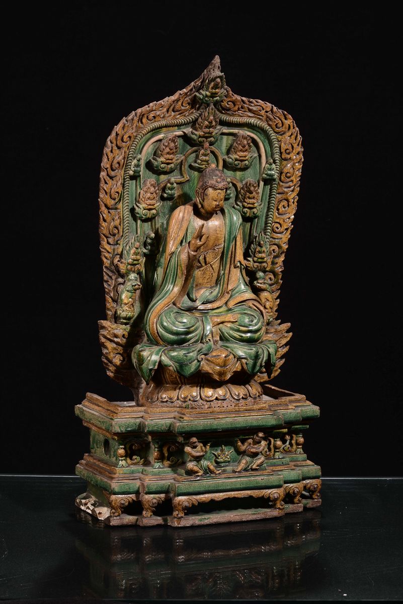 Grande e Rara Figura di Buddha con Mandorla con Figure di Divinità a Rilievo con Smalti Verde e G...