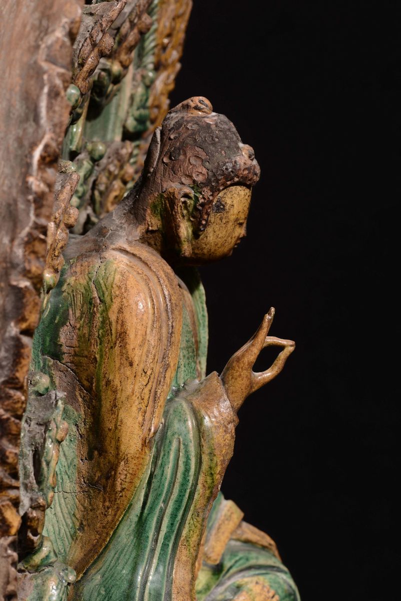 Grande e Rara Figura di Buddha con Mandorla con Figure di Divinità a Rilievo con Smalti Verde e G...