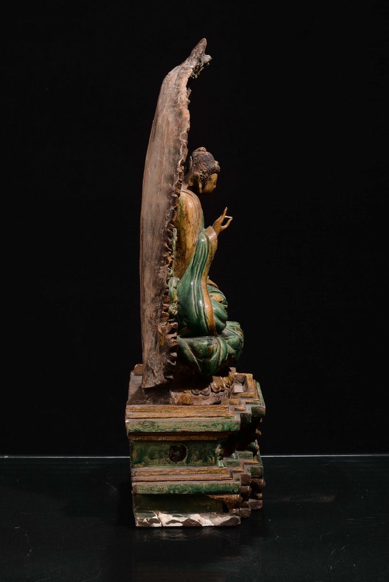 Grande e Rara Figura di Buddha con Mandorla con Figure di Divinità a Rilievo con Smalti Verde e G...