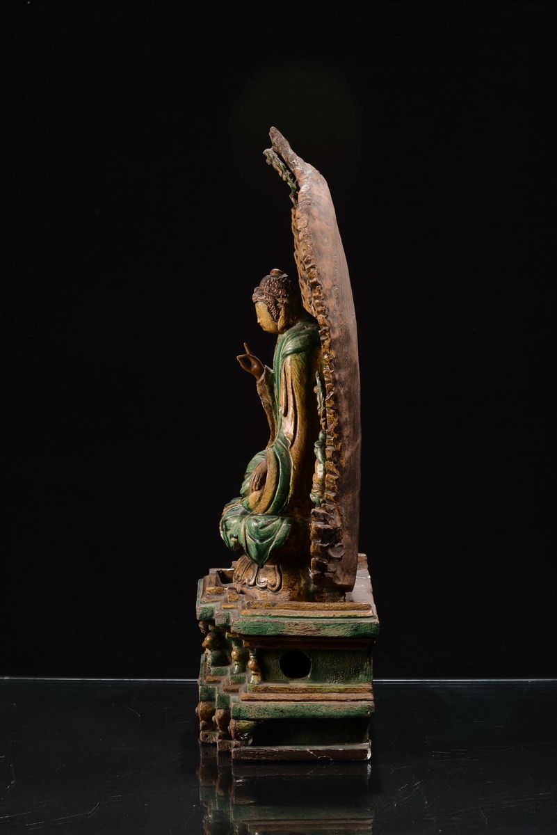 Grande e Rara Figura di Buddha con Mandorla con Figure di Divinità a Rilievo con Smalti Verde e G...
