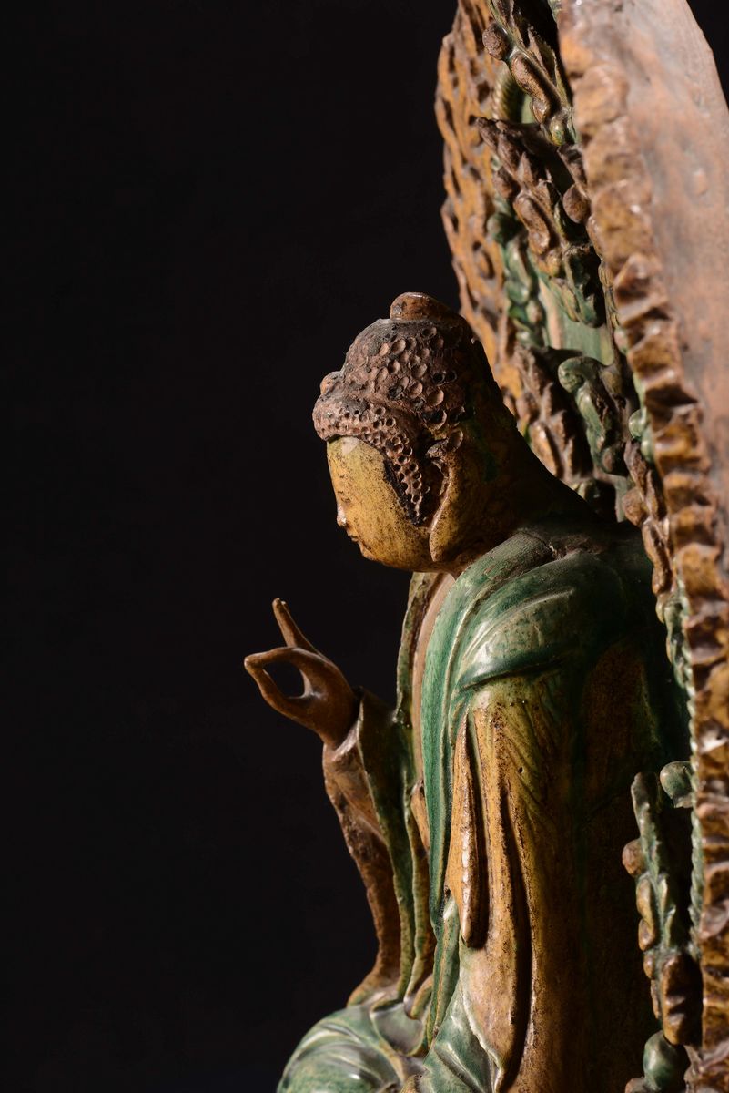 Grande e Rara Figura di Buddha con Mandorla con Figure di Divinità a Rilievo con Smalti Verde e G...