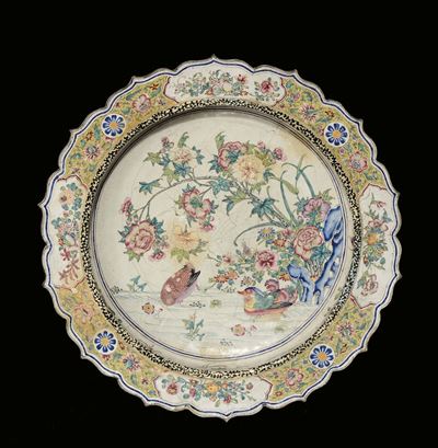 Piatto Festonato in Rame Smaltato, Cina, Dinastia Qing, Periodo Qianlong (1736-1795)