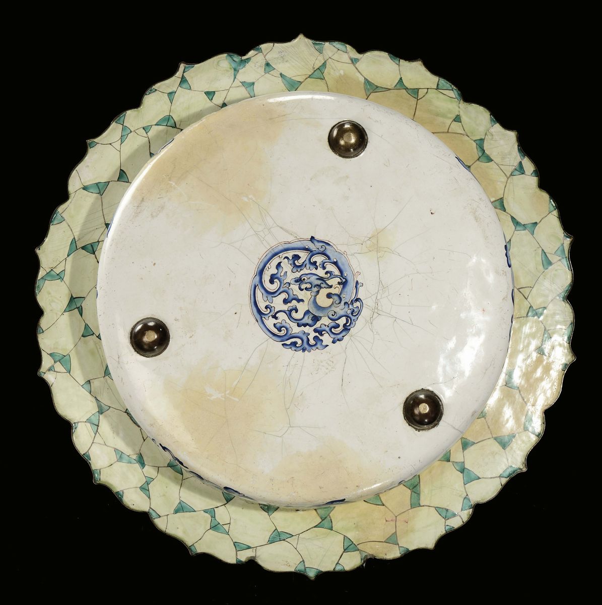 Piatto Festonato in Rame Smaltato, Cina, Dinastia Qing, Periodo Qianlong (1736-1795)