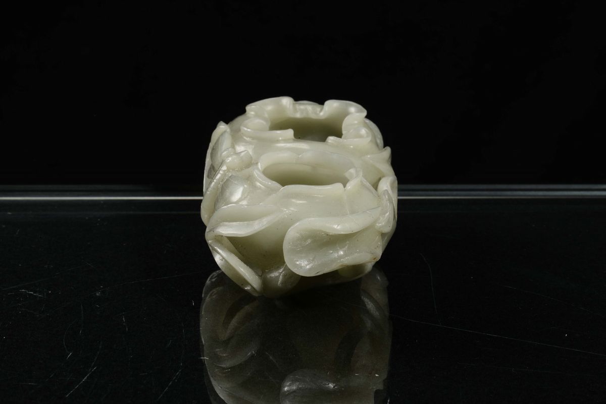 Calamaio in Giada Verde Celadon a Guisa di Fiori, Cina, Dinastia Qing, XIX Secolo