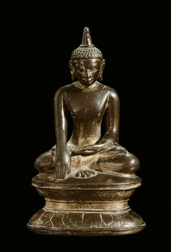 Sakyamuni in bronzo con patina scura, Thailandia, XIX secolo