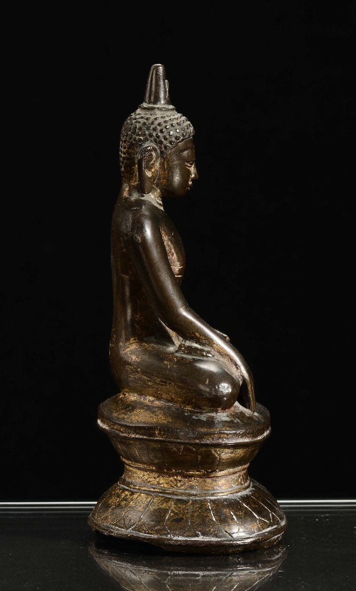 Sakyamuni in Bronzo con Patina Scura, Thailandia, XIX Secolo