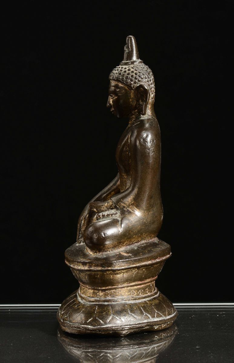 Sakyamuni in Bronzo con Patina Scura, Thailandia, XIX Secolo