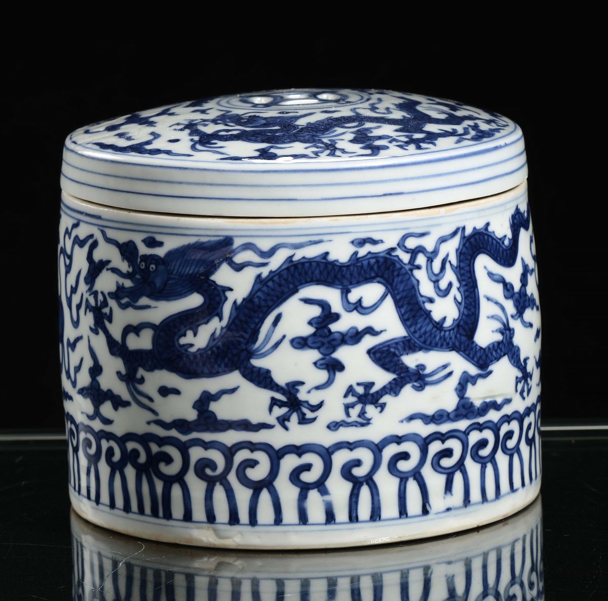 Scatola in Porcellana Rotonda Bianca e Blu Fascia e Coperchio Decorato con Dragoni, Cina, Dinasti...