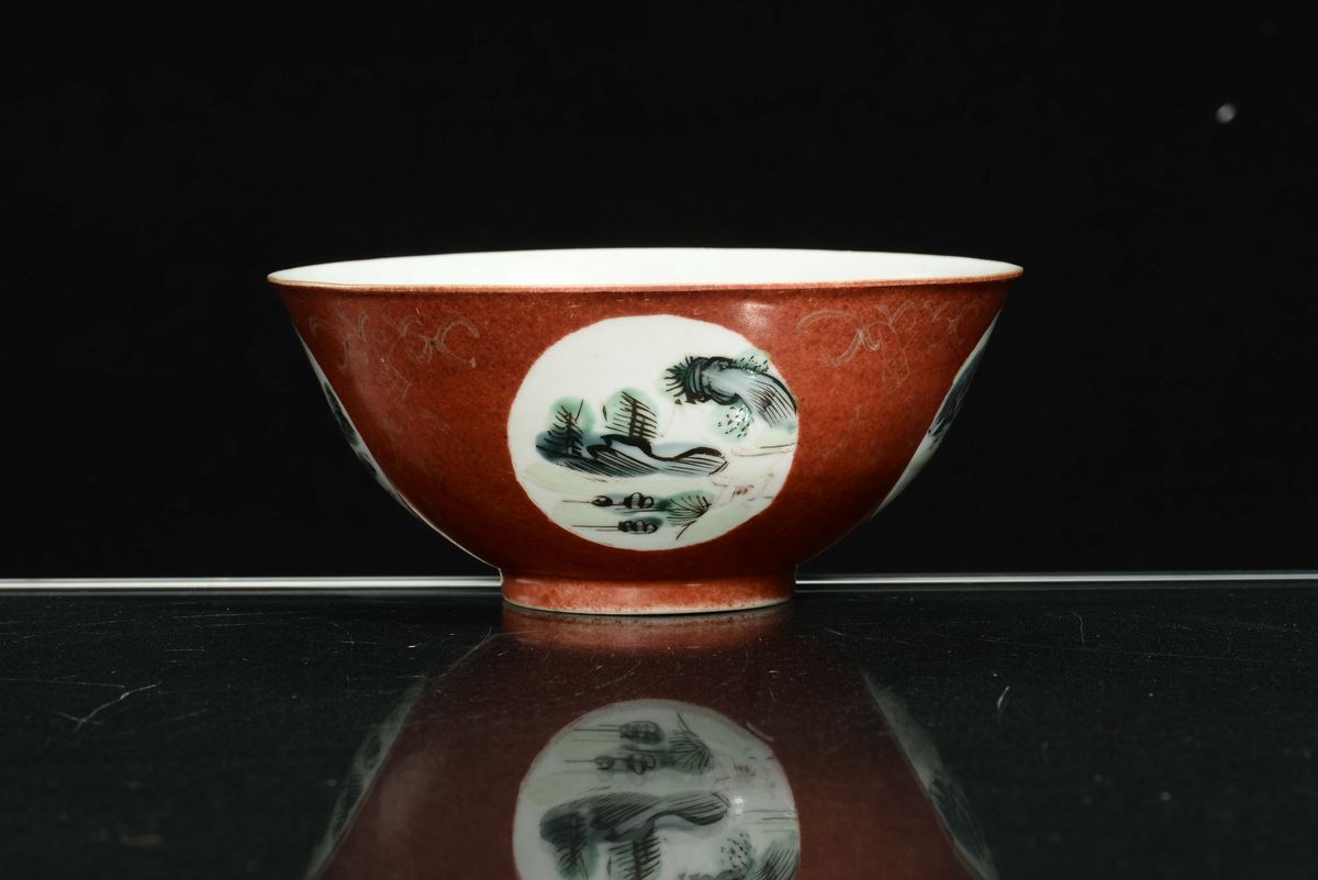 Ciotola in Porcellana a Fondo Rosso con Paesaggi, Cina, XX Secolo