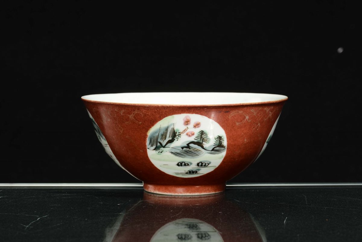 Ciotola in Porcellana a Fondo Rosso con Paesaggi, Cina, XX Secolo