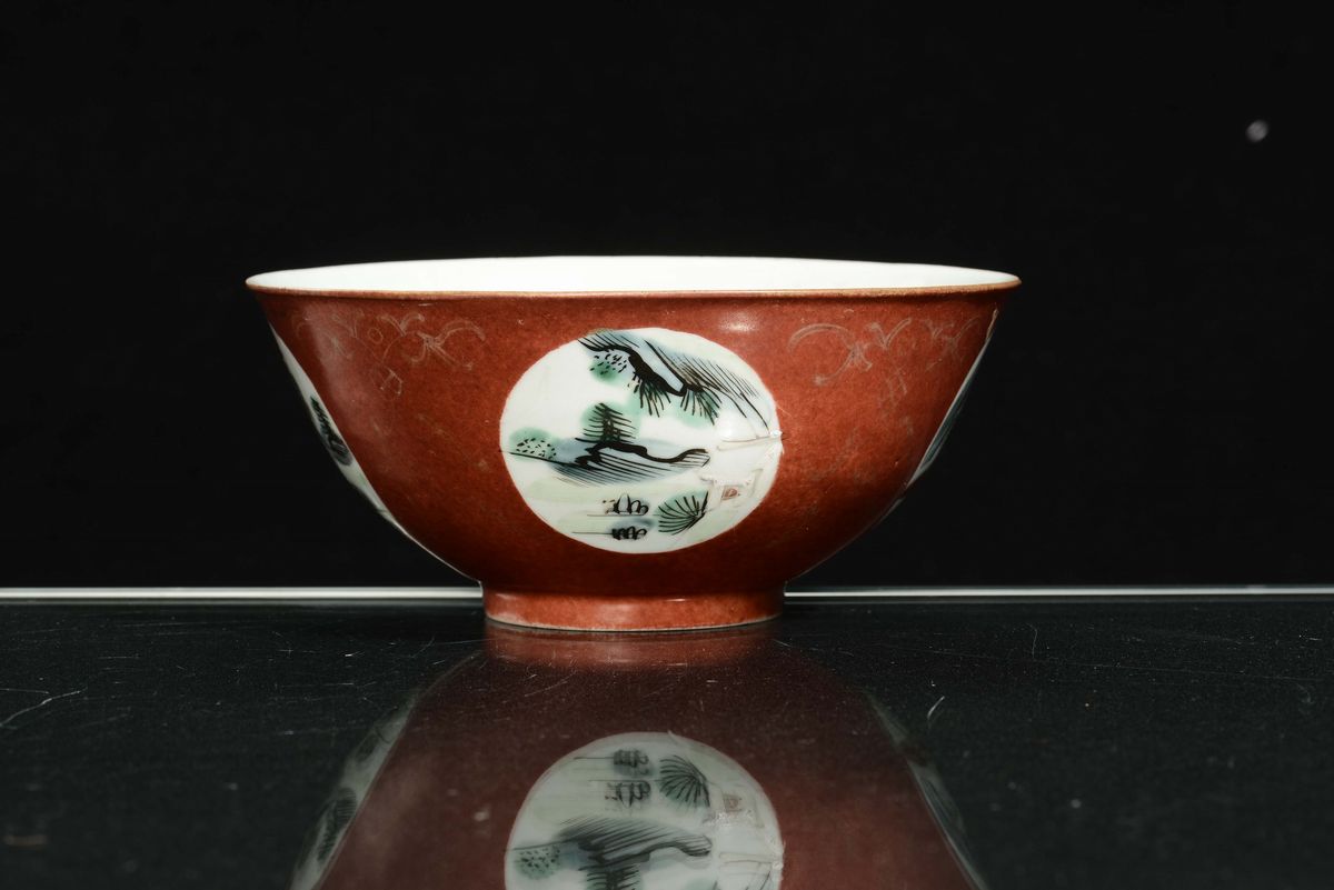 Ciotola in Porcellana a Fondo Rosso con Paesaggi, Cina, XX Secolo