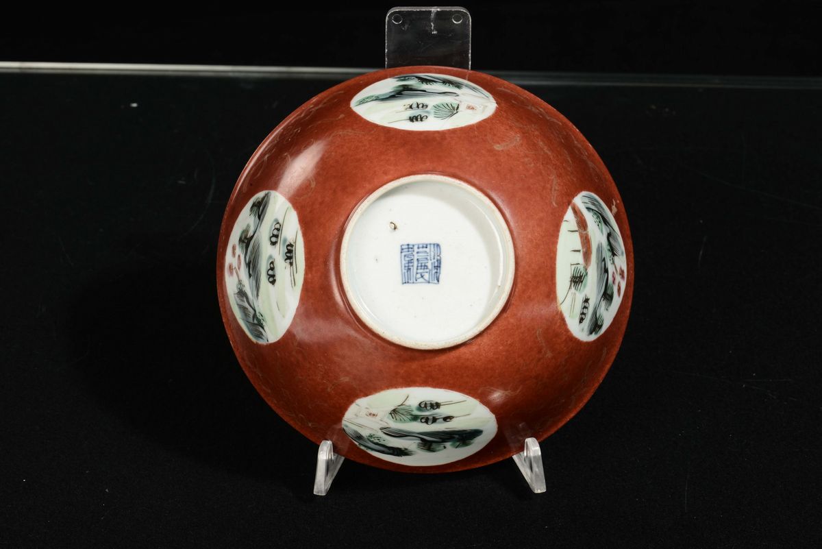 Ciotola in Porcellana a Fondo Rosso con Paesaggi, Cina, XX Secolo