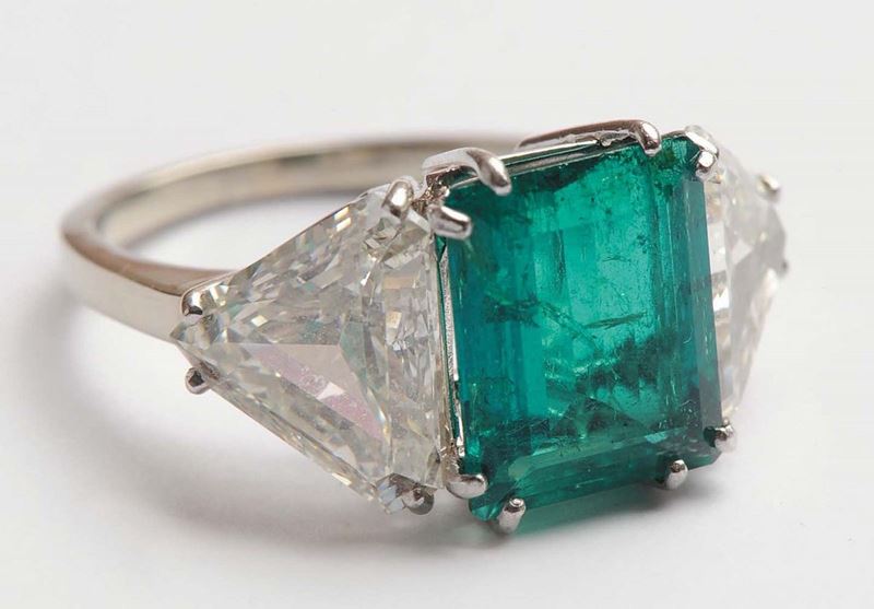 A colombian emerald weighing ct 3,45, two diamonds and platinum ring  - Auction Fine Jewels - I - Cambi Casa d'Aste