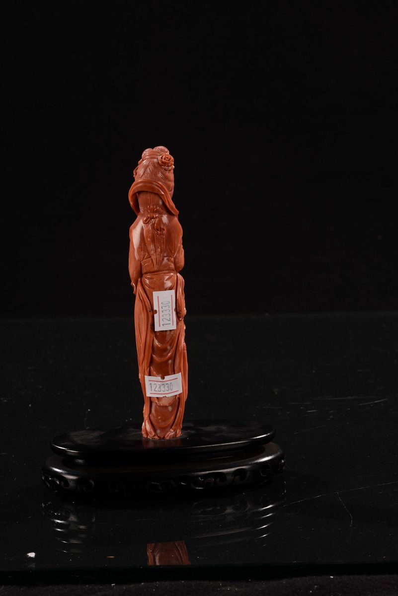 Due Figure di Guanyin in Corallo, Cina, Inizio XX Secolo