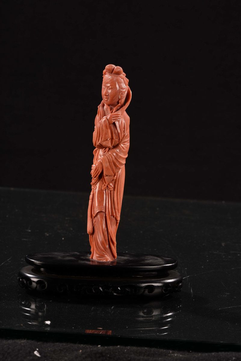Due Figure di Guanyin in Corallo, Cina, Inizio XX Secolo