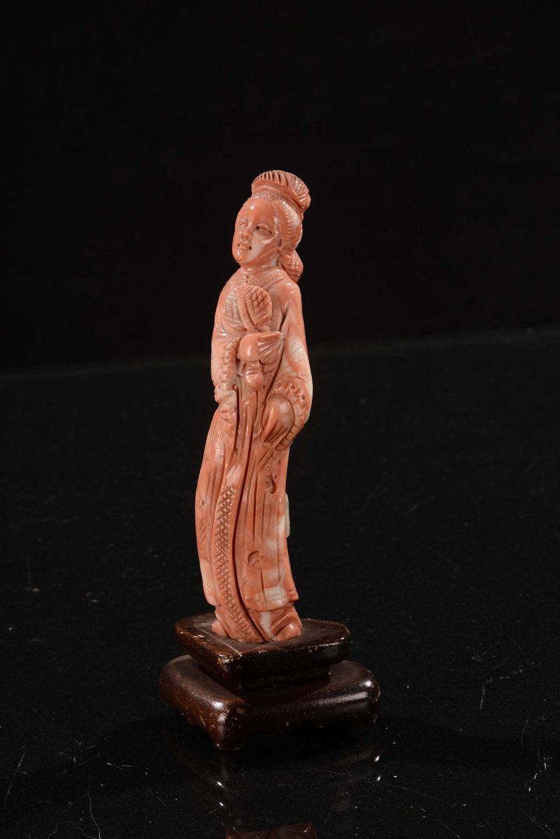 Due Figure di Guanyin in Corallo, Cina, Inizio XX Secolo