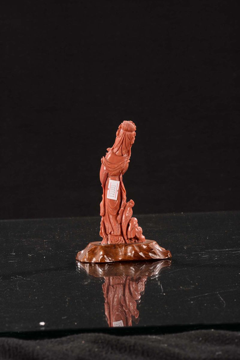 Due Figure di Guanyin in Corallo, Cina, Inizio XX Secolo