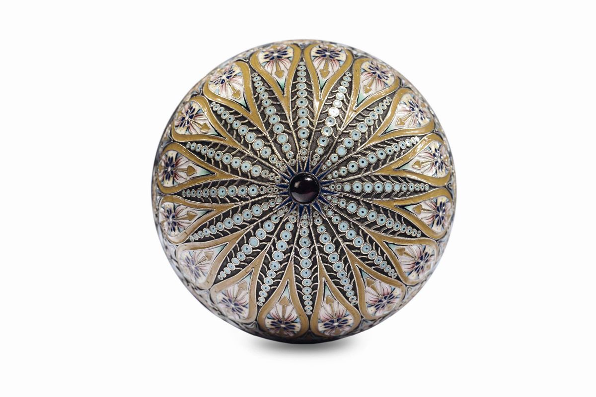 Uovo in Argento e Smalti Cloisonnè Policromi. Punzoni Russi della Città di Mosca con Datario 1892