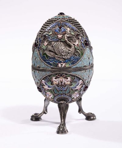 Uovo in Argento e Smalti Cloisonnè Policromi e Zaffiri Cabochon. Punzoni Russi per la Città di Mo...
