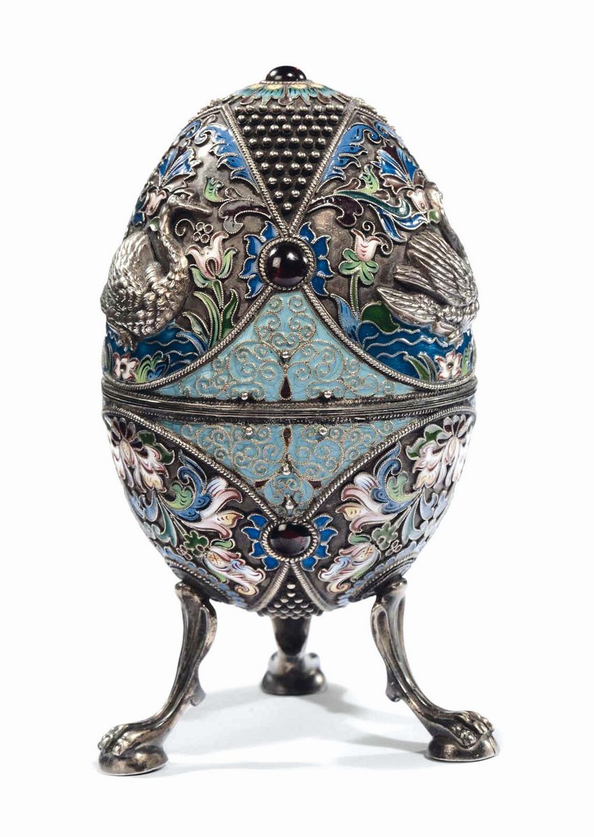 Uovo in Argento e Smalti Cloisonnè Policromi e Zaffiri Cabochon. Punzoni Russi per la Città di Mo...
