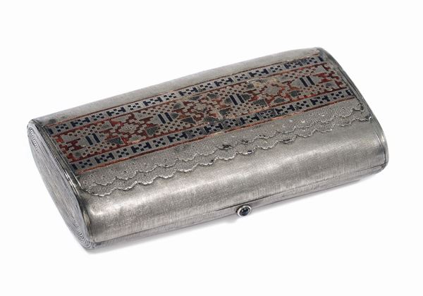 Portasigarette in argento niellato, smalti policromi e zaffiro cabochon. Russia, inizio XX secolo