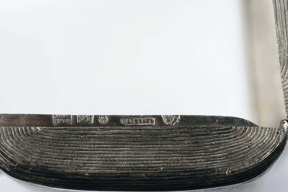 Portasigarette in Argento Niellato, Smalti Policromi e Zaffiro Cabochon. Russia, Inizio XX Secolo