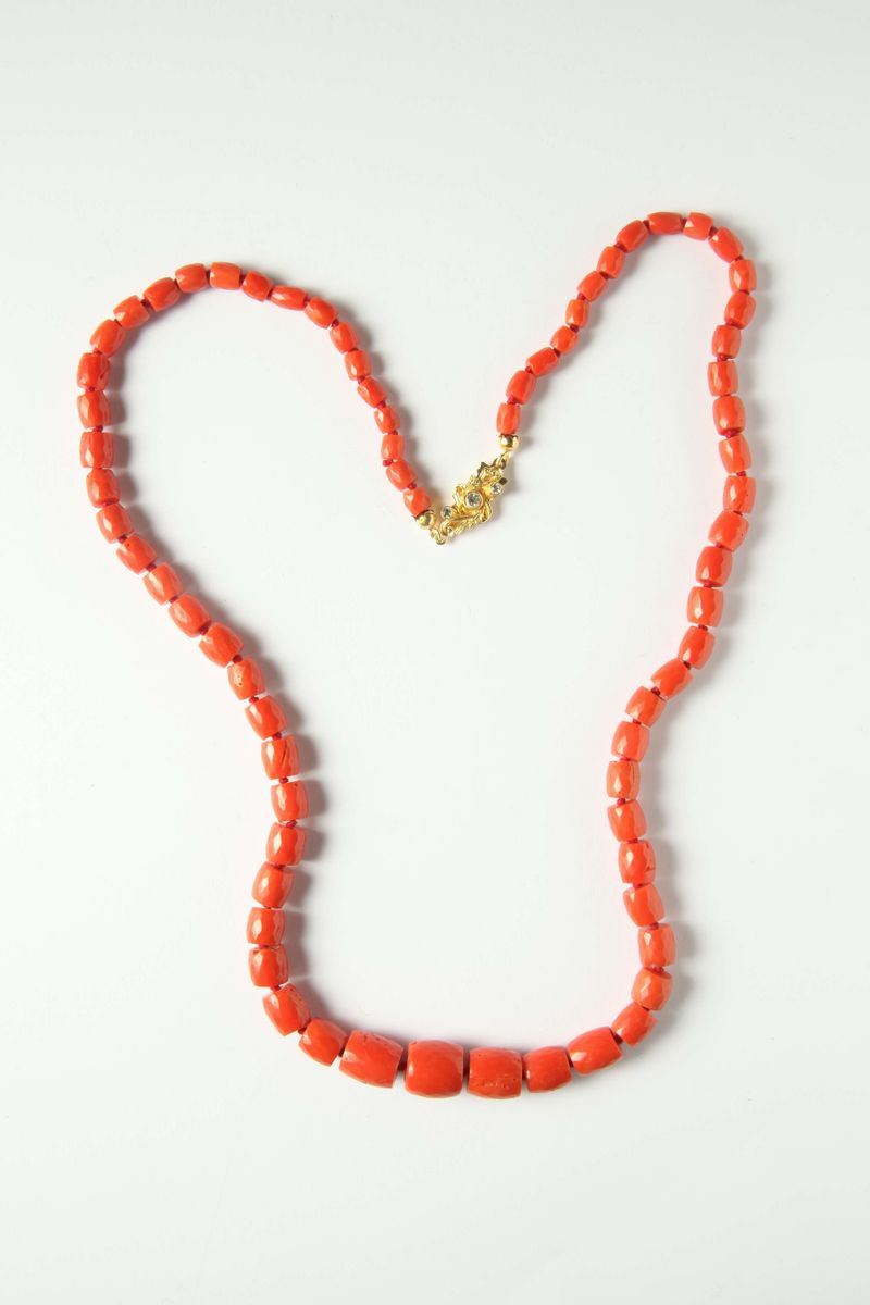 Filo di corallo mediterraneo sfaccettato, degradante  - Auction Silvers and Jewels - Cambi Casa d'Aste